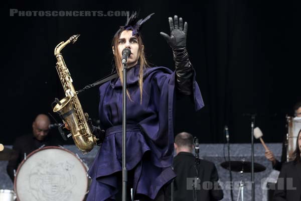 PJ HARVEY - 2016-07-03 - HEROUVILLE SAINT CLAIR - Chateau de Beauregard - Scene Beauregard - 